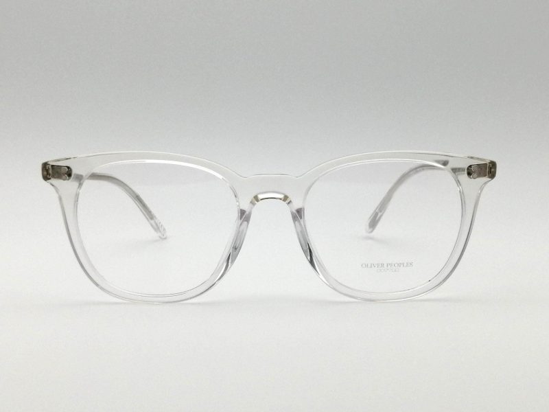 Modelo Josianne de Oliver Peoples
