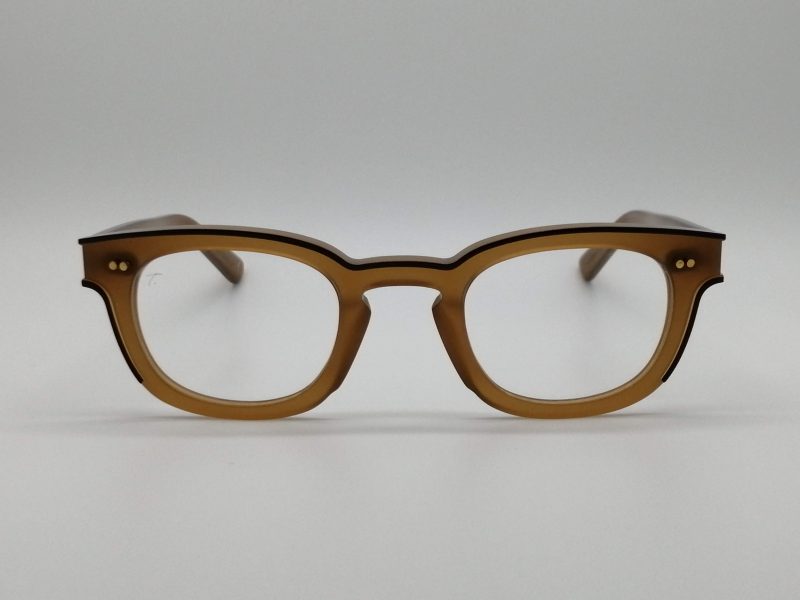 Modelo Brando de Talla Eyewear